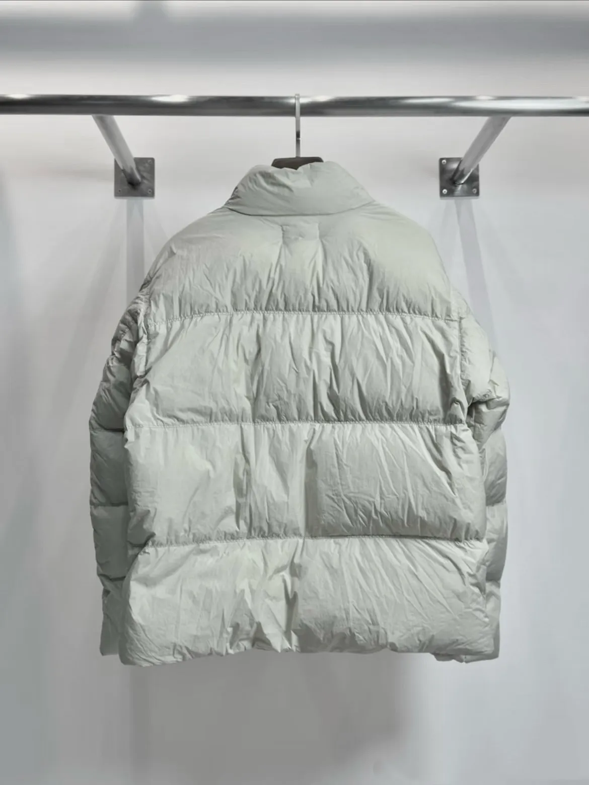 P390 STONE·ISLANDS Stone Island ISLANDS Side Badge Ghost Island Cotton Clothes # Purchasing on behalf of others Original development 1:1 reproduction - QR code information sticker analysis, QR code direct access to Safani official website! A full set of packaging accessories, elevators, main labels, and washing label QR codes are also supported~ -Color: black khaki gray -Size: S-XXL -The workmanship is very particular, the processing technology is extremely complex, the three fabric cuts are neatly spliced and aligned, the whole garment has precise wiring density, YKK custom-made zipper pockets, all hardware is custom-made from molds, double pocket design, perfect for daily needs, side labels classic Stone.Island detachable medals, precise button alignment, and self-observant quality control of details --This brand that others are playing with fashion, but he only focuses on researching fabrics, is Stone Island. - Many people think that Stone Island is a trendy brand, but in fact it is an outdoor functional brand that is always keen on playing with technology and specializes in fabrics. Even if it co-brands with top trendy brands, it has not been overshadowed. Instead, it has perfectly used its unique fabric technology in the joint brand, so that the joint products have functionality and practicality in addition to the value of the logo.